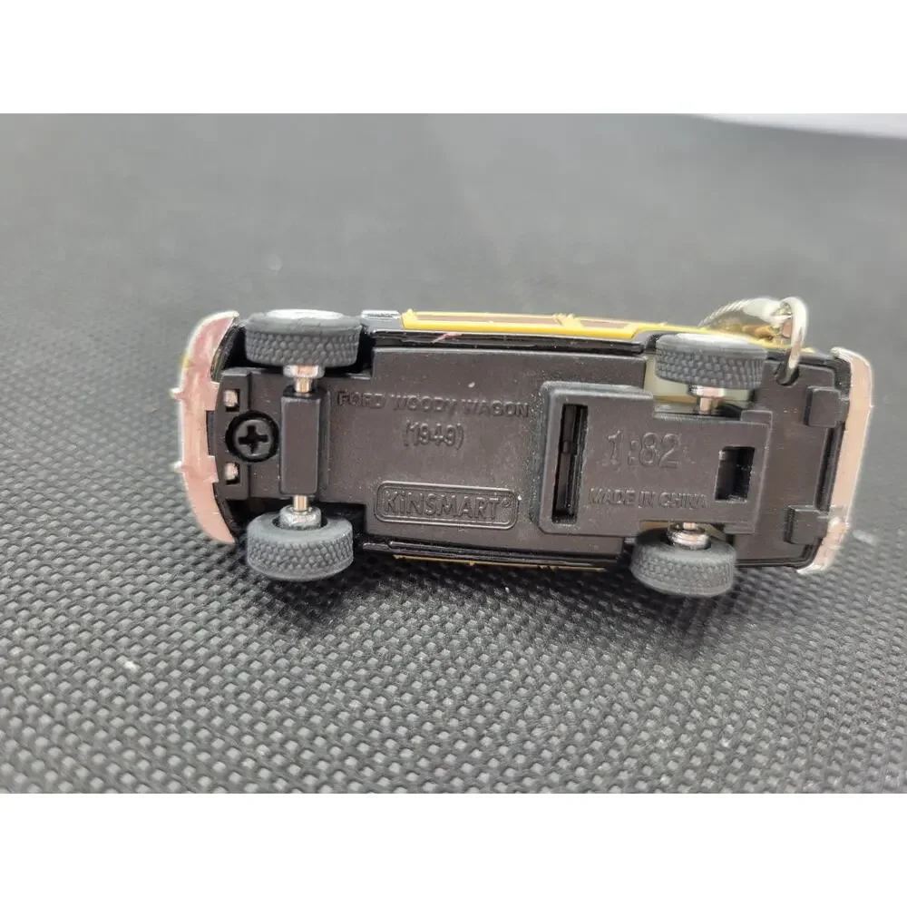Kinsmart 1949 Ford Woody Wagon Surfboard Keychain Diecast Car 1:82 Black Woodie